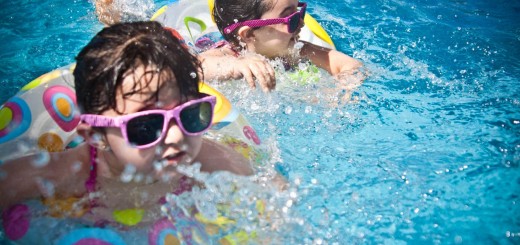 dzieci bawiące się w basenie pod opieką rodziców